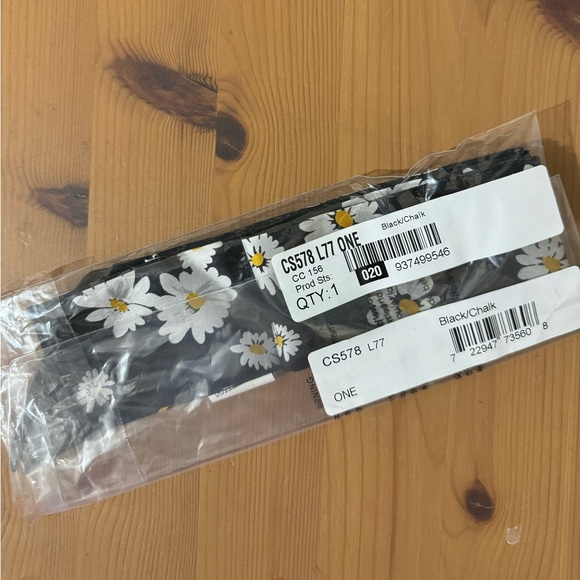 🌸 Coach Signature Daisy Cluster Print Silk Skinny Scarf - Picture 4 of 4